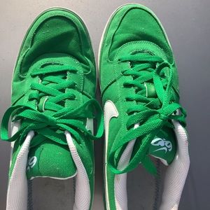 COPY - NIKE 6.0 MAVRK GREEN SIZE 13